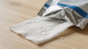 Guida per Procurements alla Selezione Strategica di Salviettine Umidificate in Base a Standard Produttivi e Certificazioni Settoriali